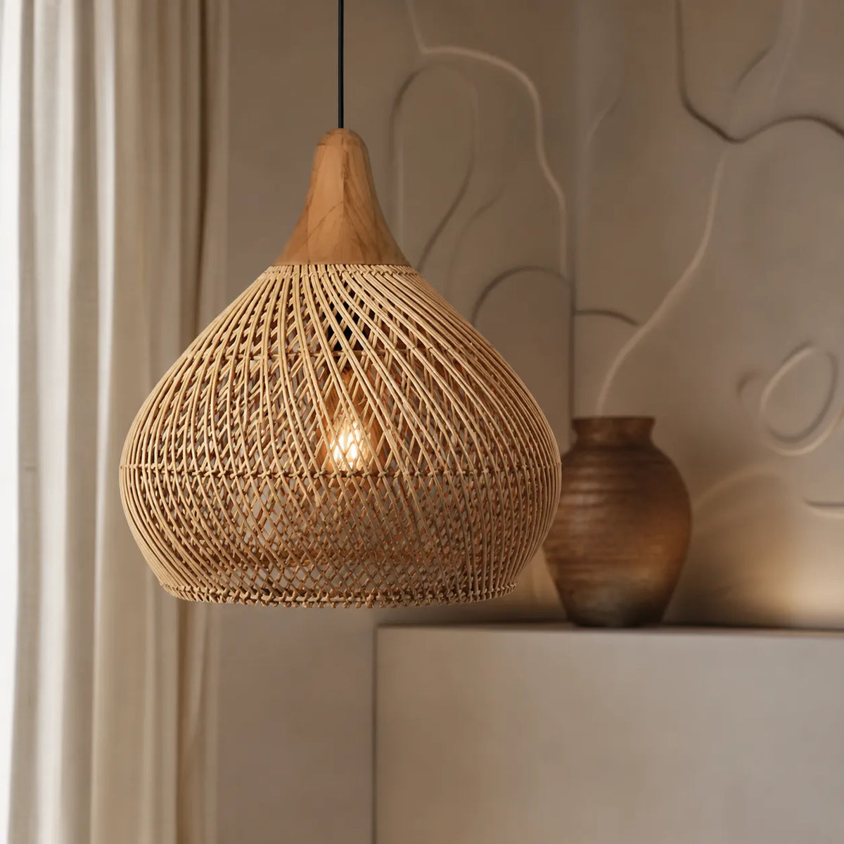 Luminaire suspendu en rotin tissé à la main, à tissage ajouré et à douce lumière d’ambiance