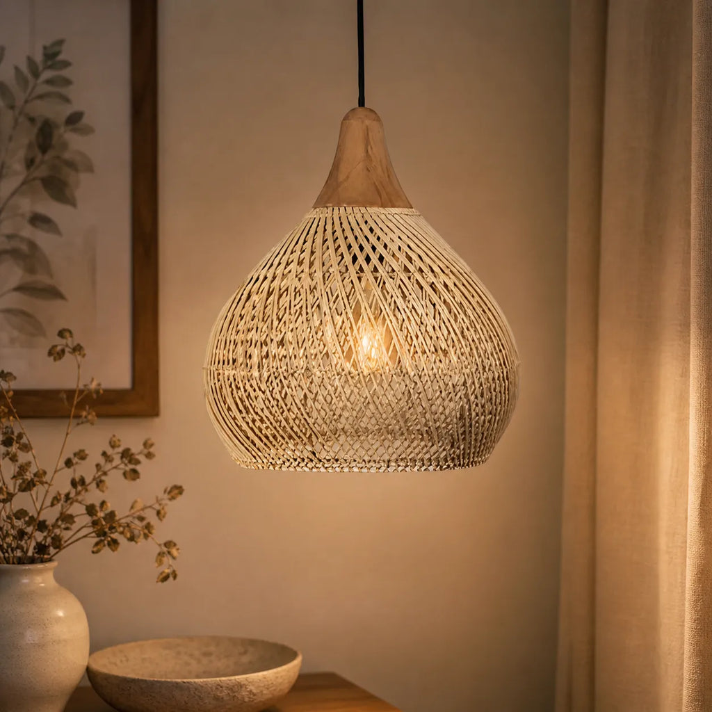 Luminaire suspendu en rotin tissé à la main, à tissage ajouré et à douce lumière d’ambiance
