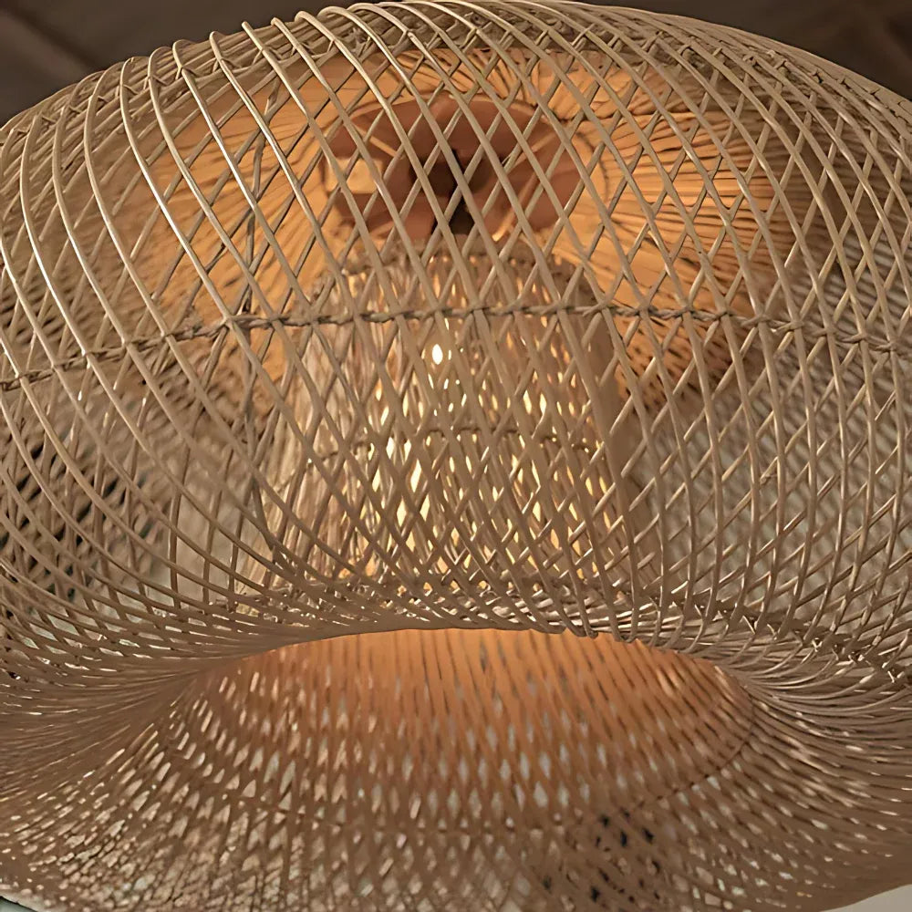 Suspension en rotin tressée à la main, au tissage ajouré et à la lumière d’ambiance chaleureuse