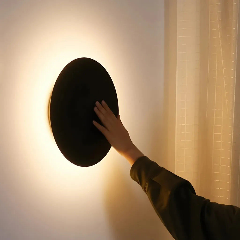 Applique con LED integrato e design minimalista rotondo in alluminio