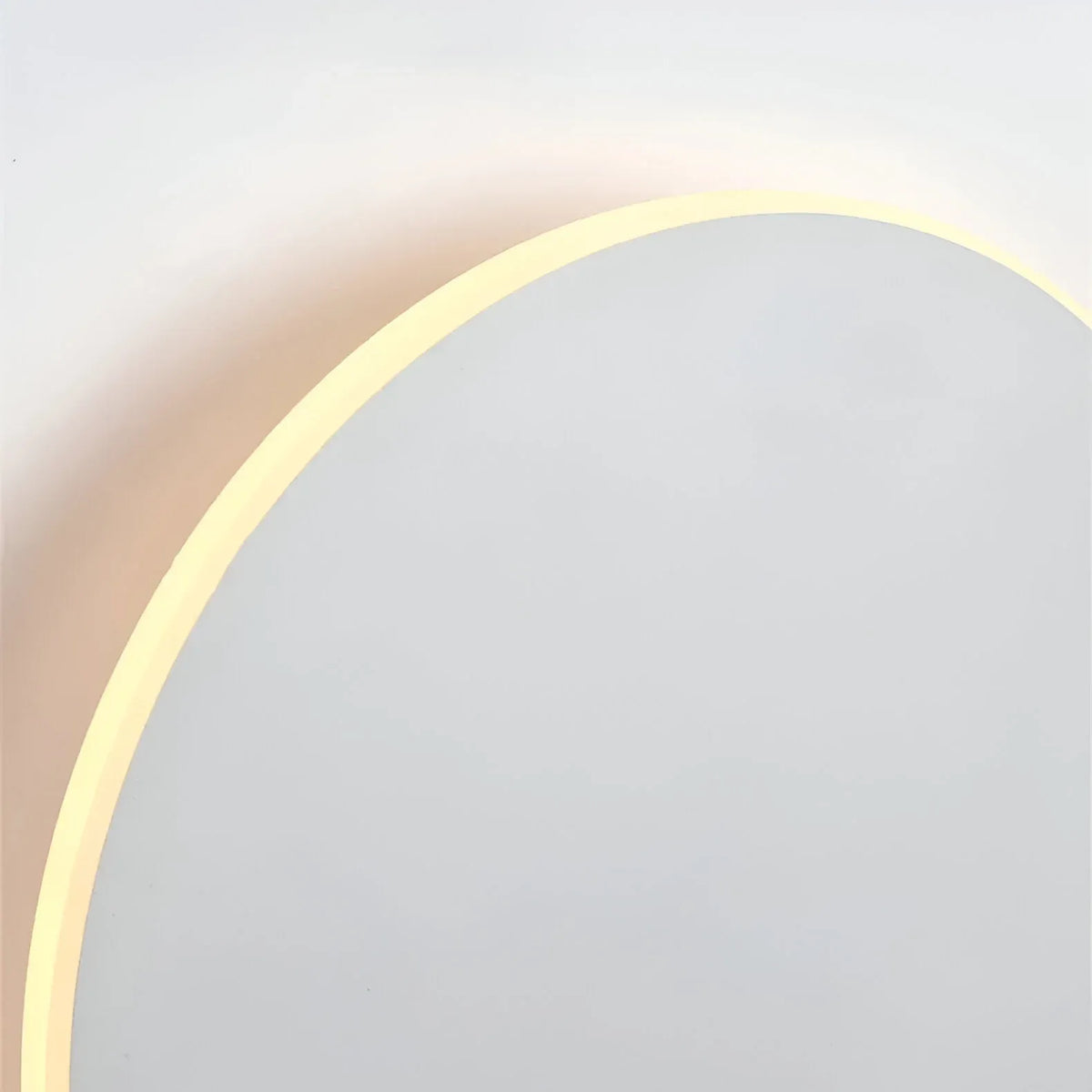 Applique con LED integrato e design minimalista rotondo in alluminio