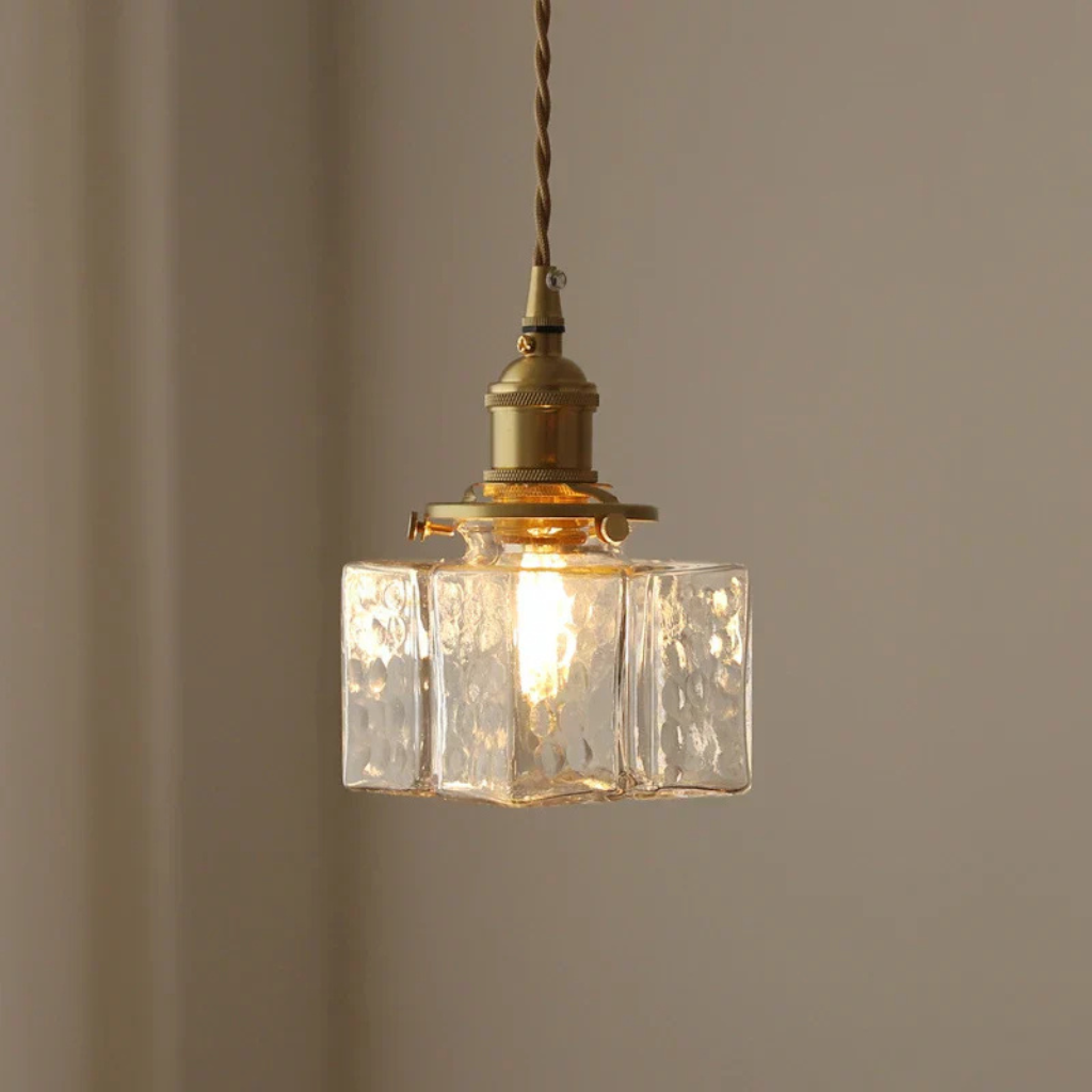 Suspension avec verre texturé à la main et éléments en laiton antique
