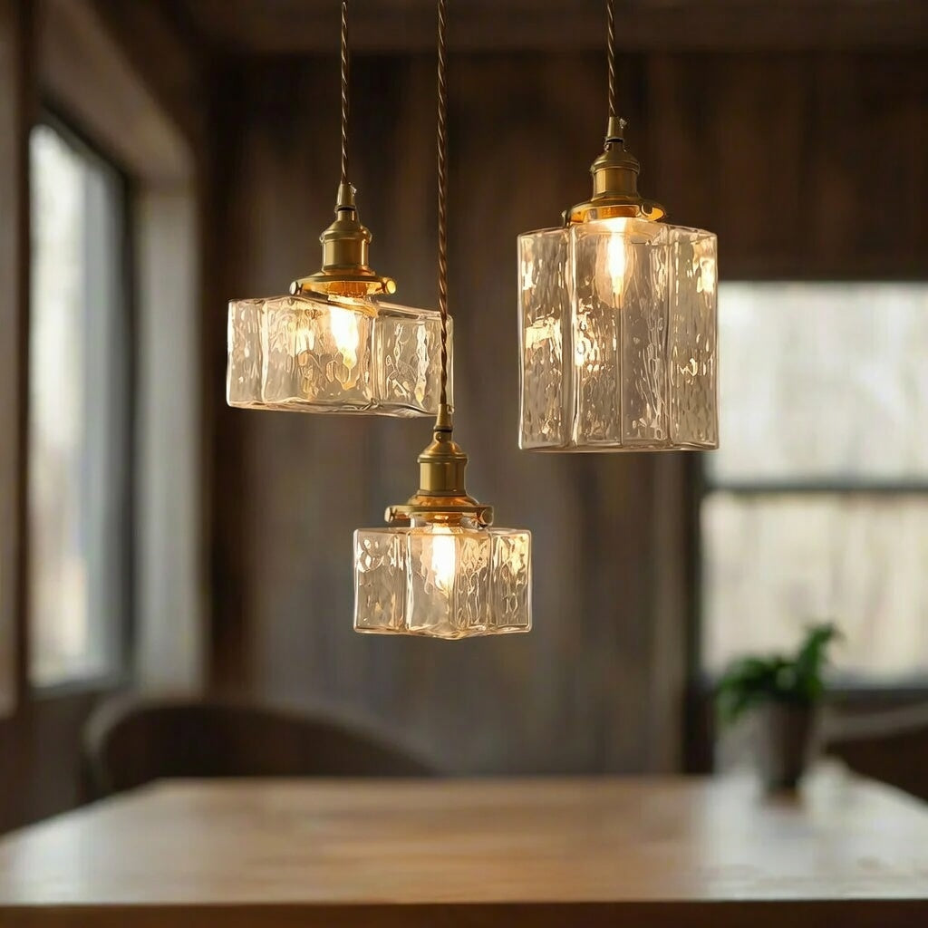 Suspension avec verre texturé à la main et éléments en laiton antique