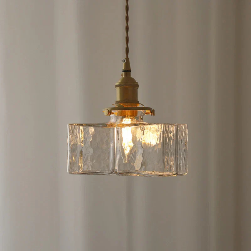 Suspension avec verre texturé à la main et éléments en laiton antique