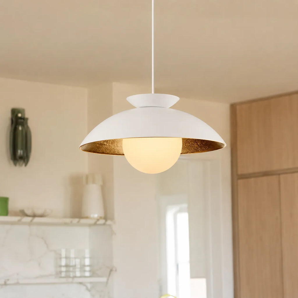 Suspension avec globe en verre en forme de dôme et intérieur à feuille d’or