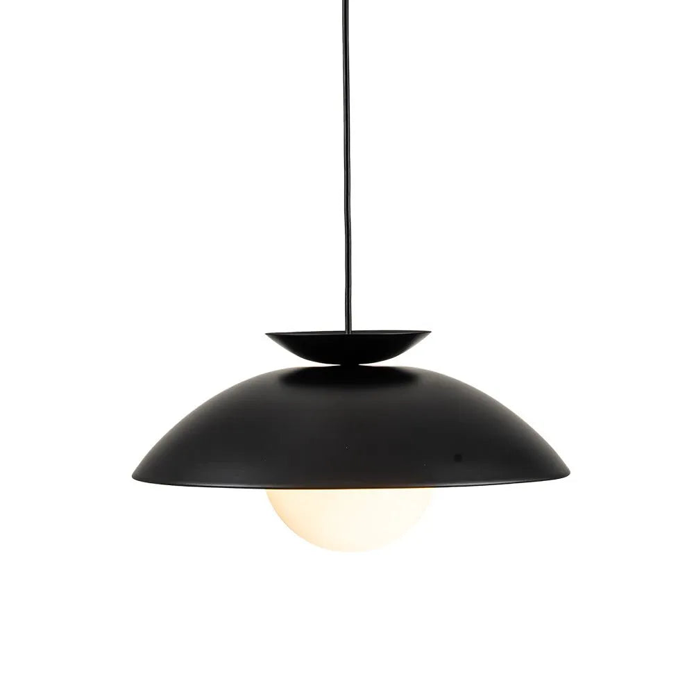 Suspension avec globe en verre en forme de dôme et intérieur à feuille d’or