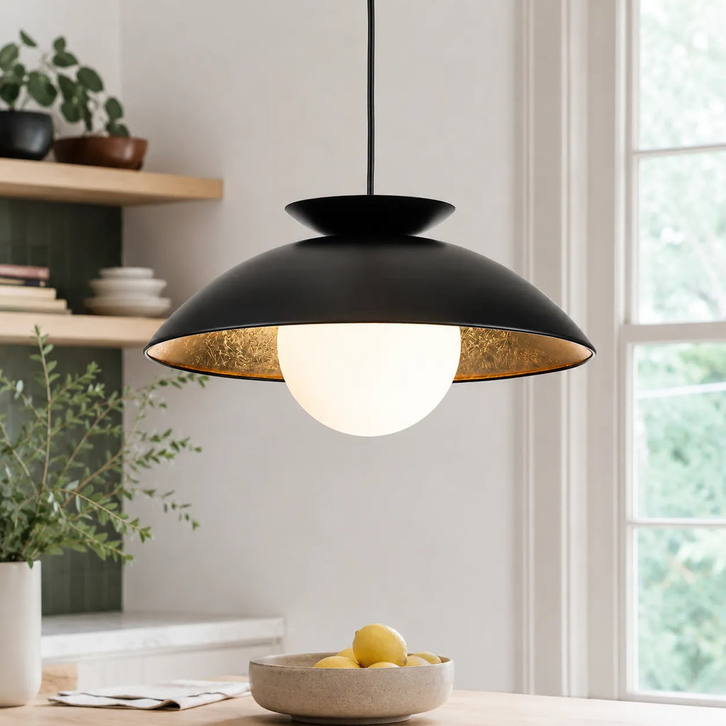 Suspension avec globe en verre en forme de dôme et intérieur à feuille d’or