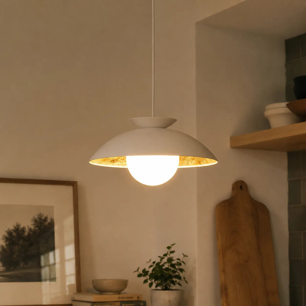 Suspension avec globe en verre en forme de dôme et intérieur à feuille d’or