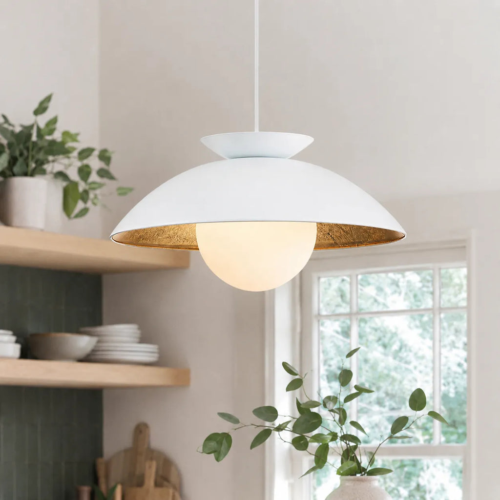 Suspension avec globe en verre en forme de dôme et intérieur à feuille d’or