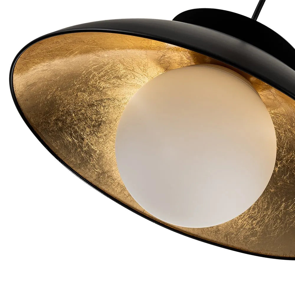 Suspension avec globe en verre en forme de dôme et intérieur à feuille d’or