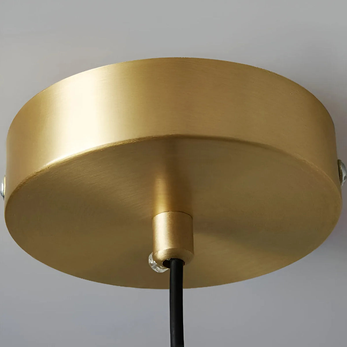 LED-Pendelleuchte mit Eisenschirm in Walnussholzoptik und höhenverstellbarer Aufhängung für Küche und Esszimmer