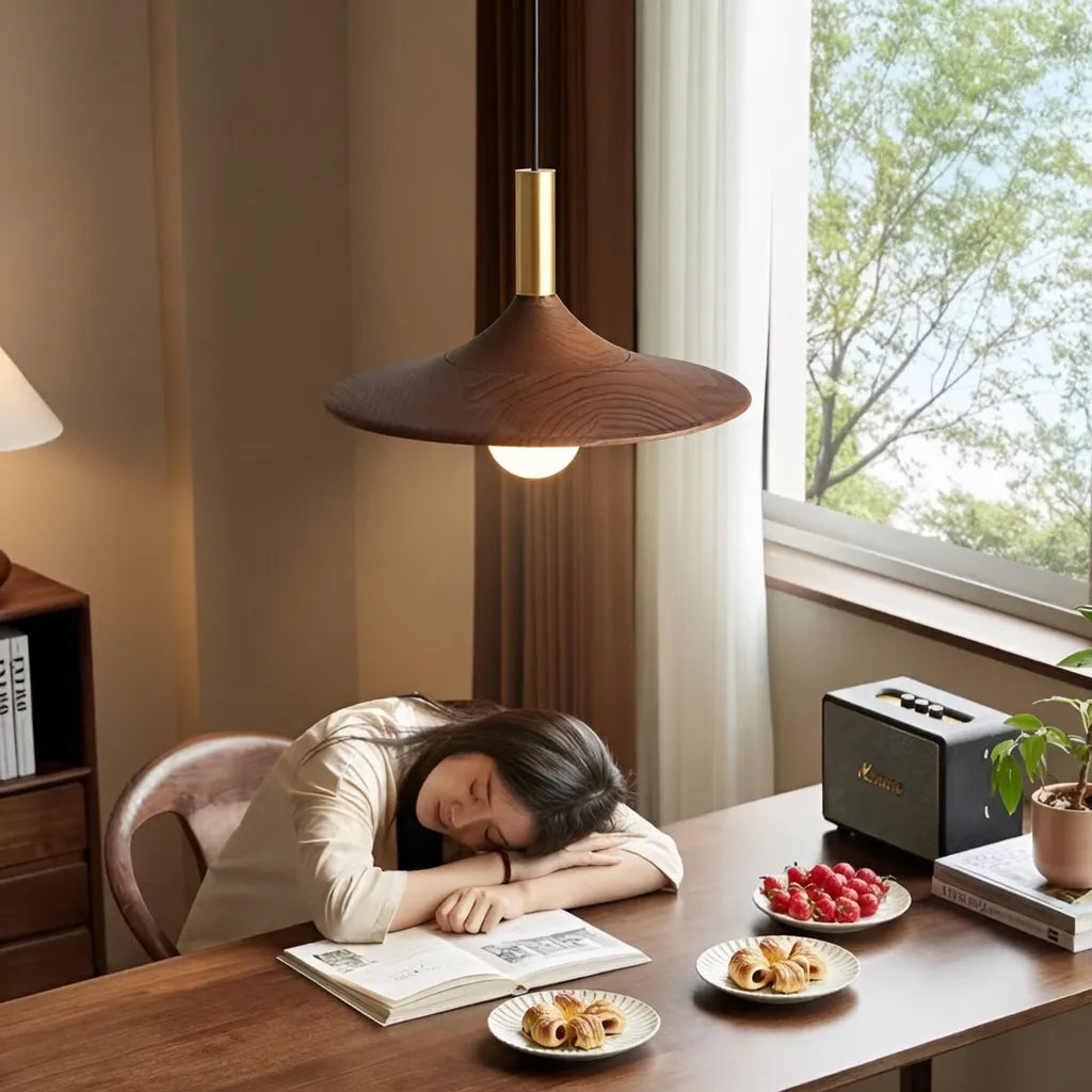 LED-Pendelleuchte mit Eisenschirm in Walnussholzoptik und höhenverstellbarer Aufhängung für Küche und Esszimmer