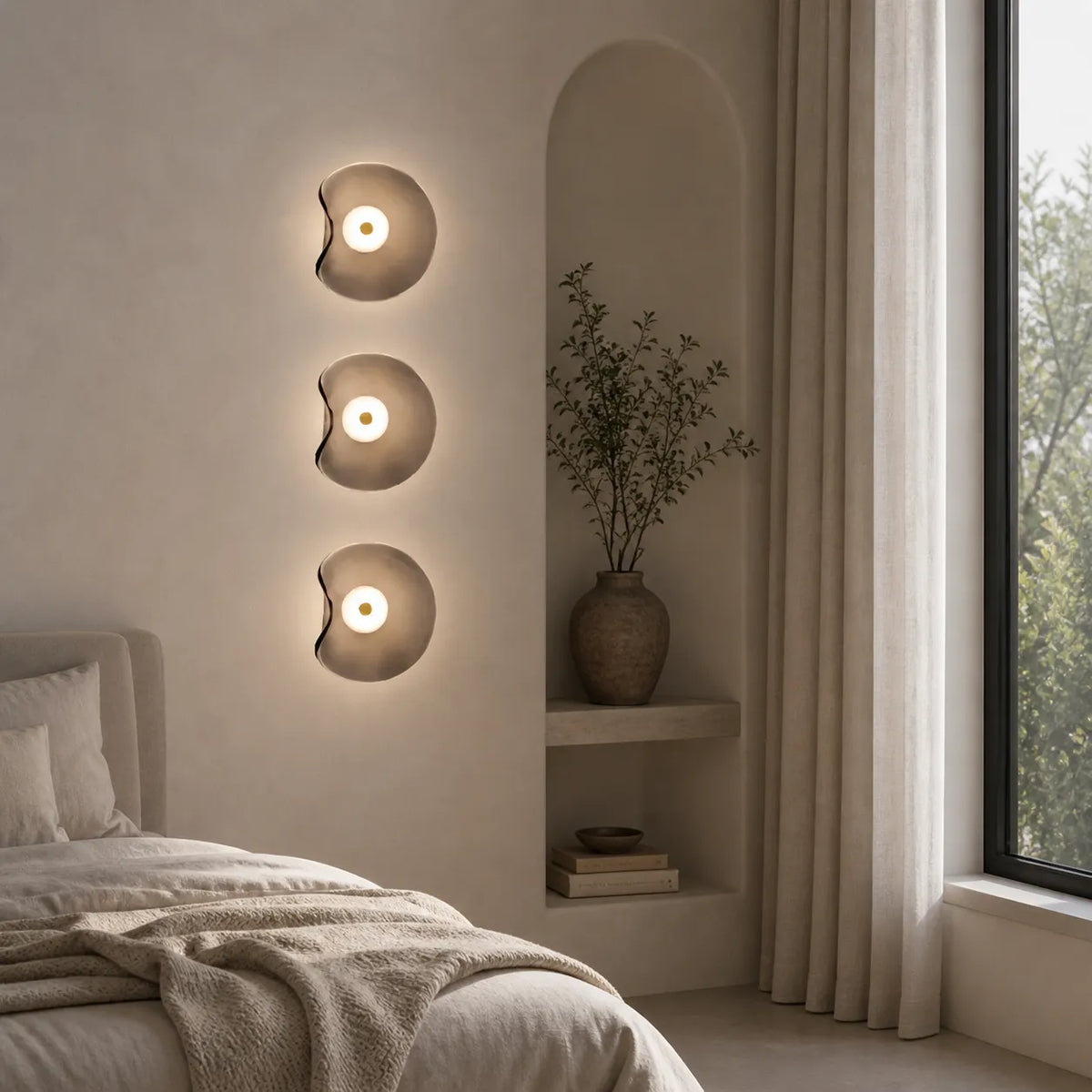 Applique con vetro curvo e luce diretta verso l’alto e verso il basso, dal design moderno e contemporaneo