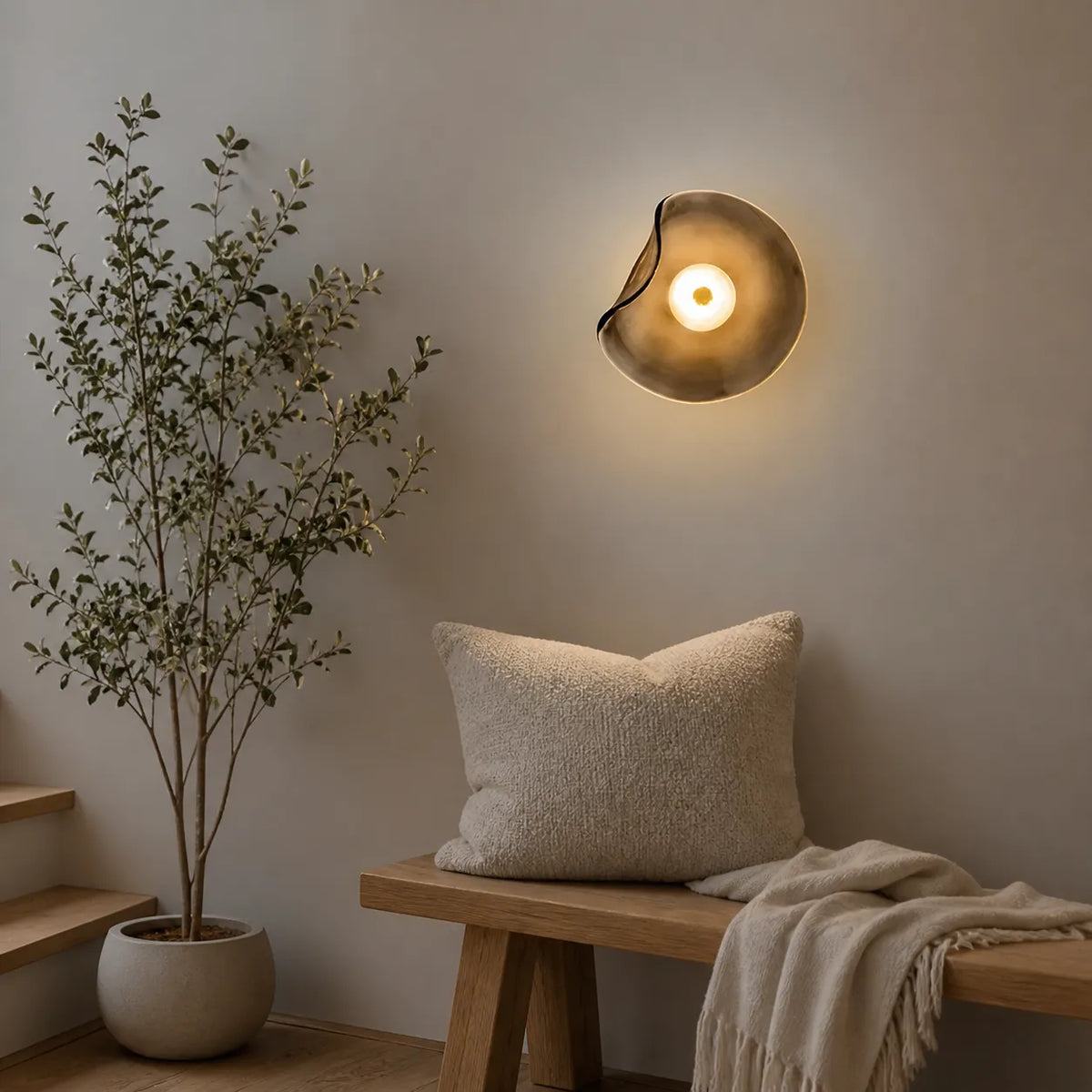 Applique con vetro curvo e luce diretta verso l’alto e verso il basso, dal design moderno e contemporaneo