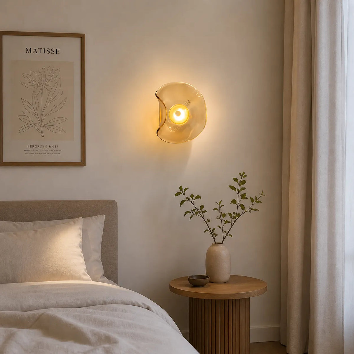Applique con vetro curvo e luce diretta verso l’alto e verso il basso, dal design moderno e contemporaneo