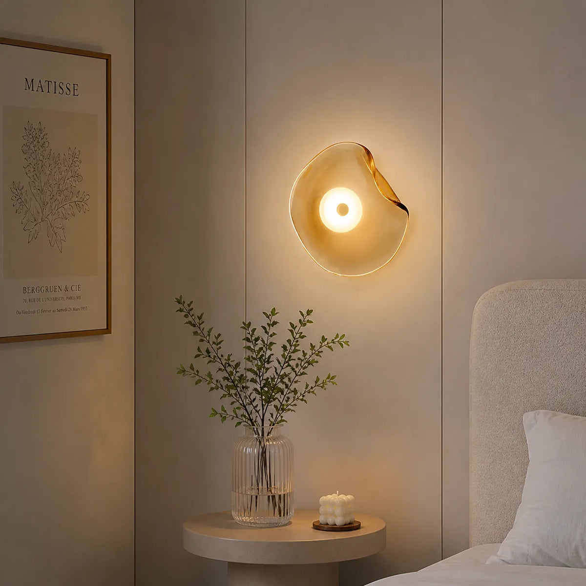 Applique con vetro curvo e luce diretta verso l’alto e verso il basso, dal design moderno e contemporaneo