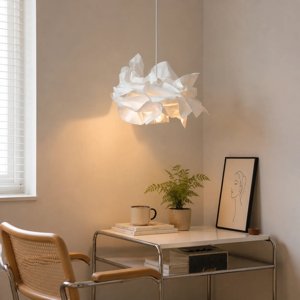 Lampada a sospensione con paralume in carta ispirato alle nuvole e luce LED ambientale calda
