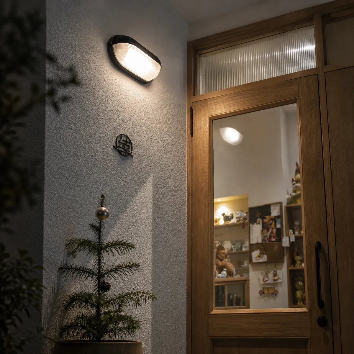 Applique murale d’extérieur avec diffuseur en verre nervuré et design industriel de plafonnier en aluminium moulé