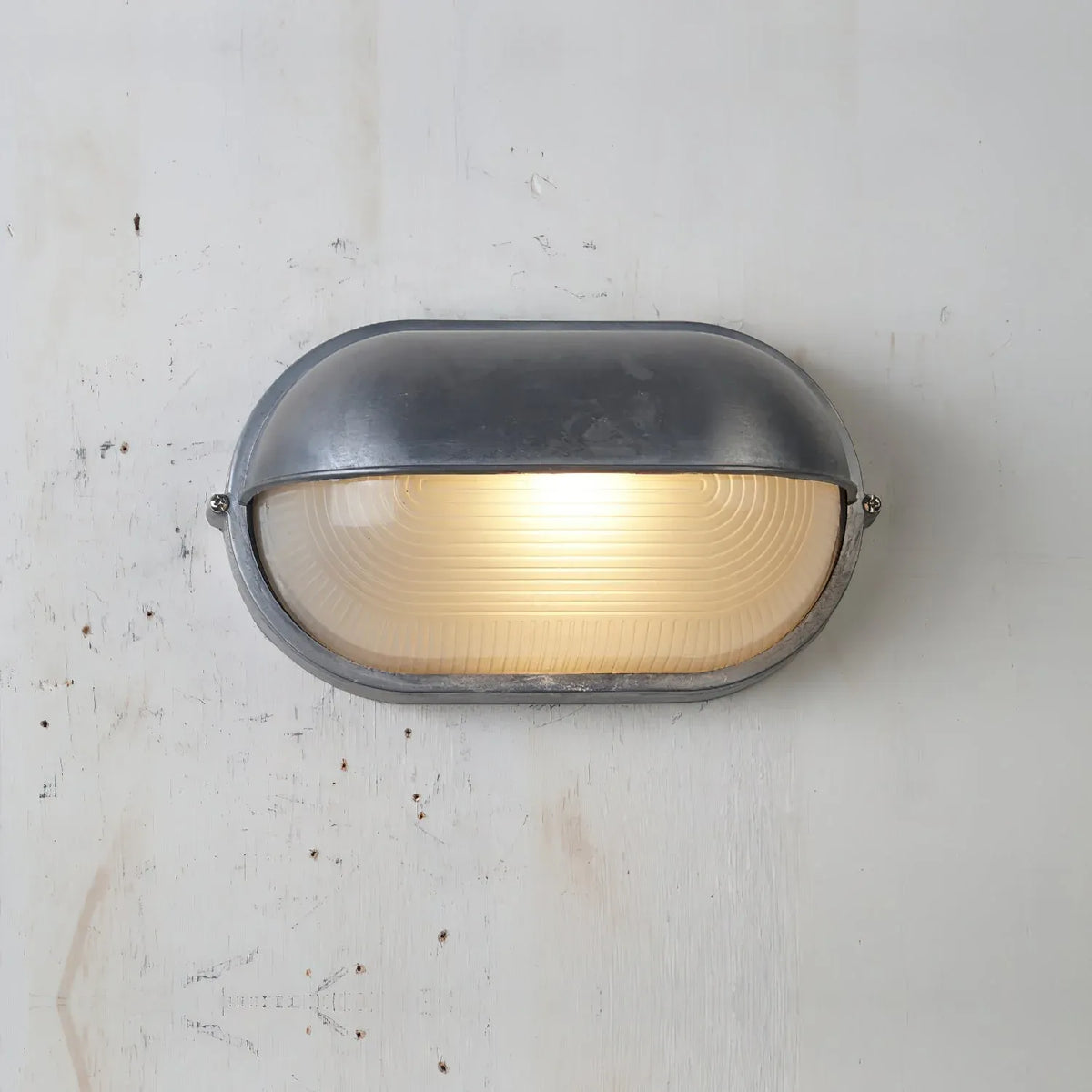 Applique murale d’extérieur avec diffuseur en verre nervuré et design industriel de plafonnier en aluminium moulé