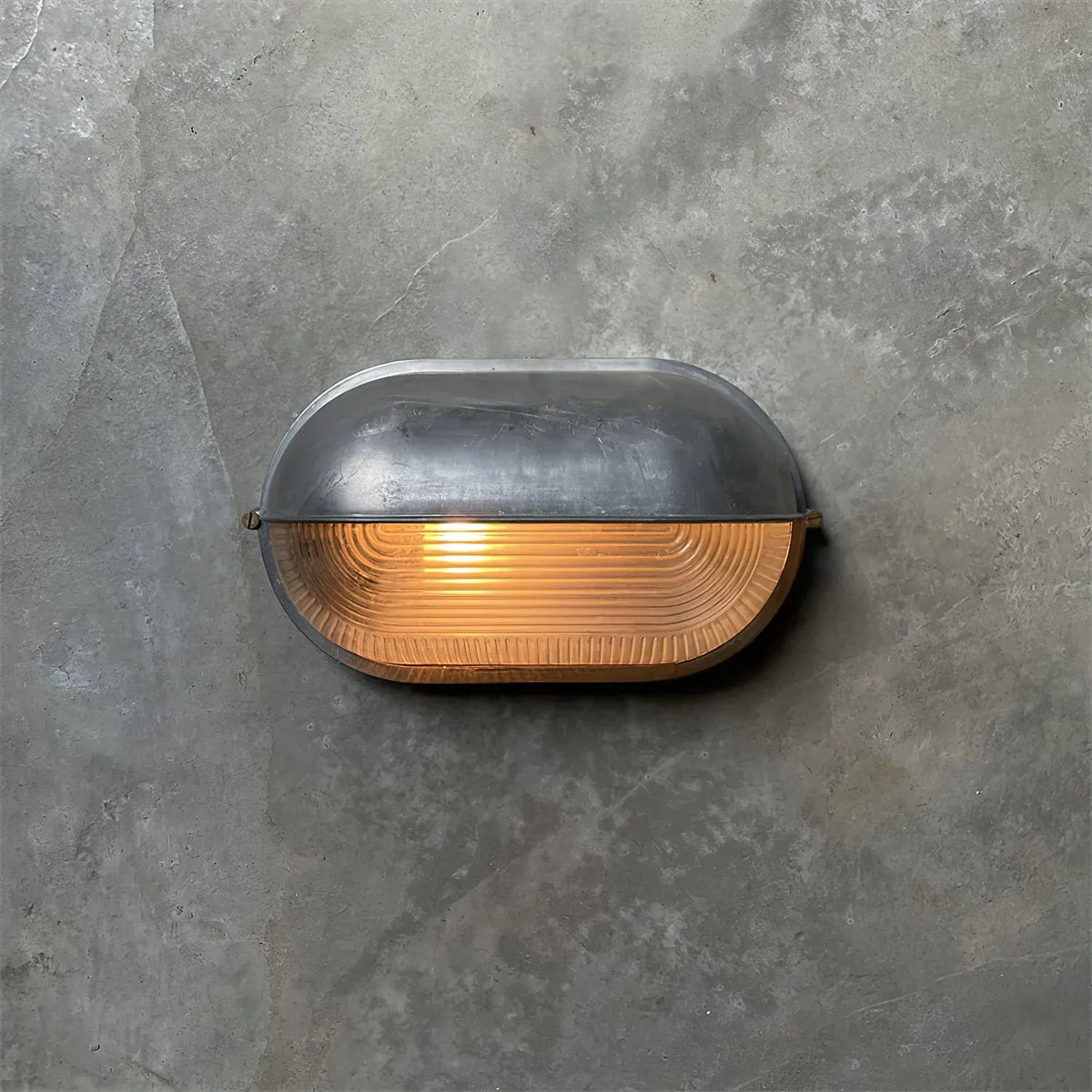 Applique murale d’extérieur avec diffuseur en verre nervuré et design industriel de plafonnier en aluminium moulé