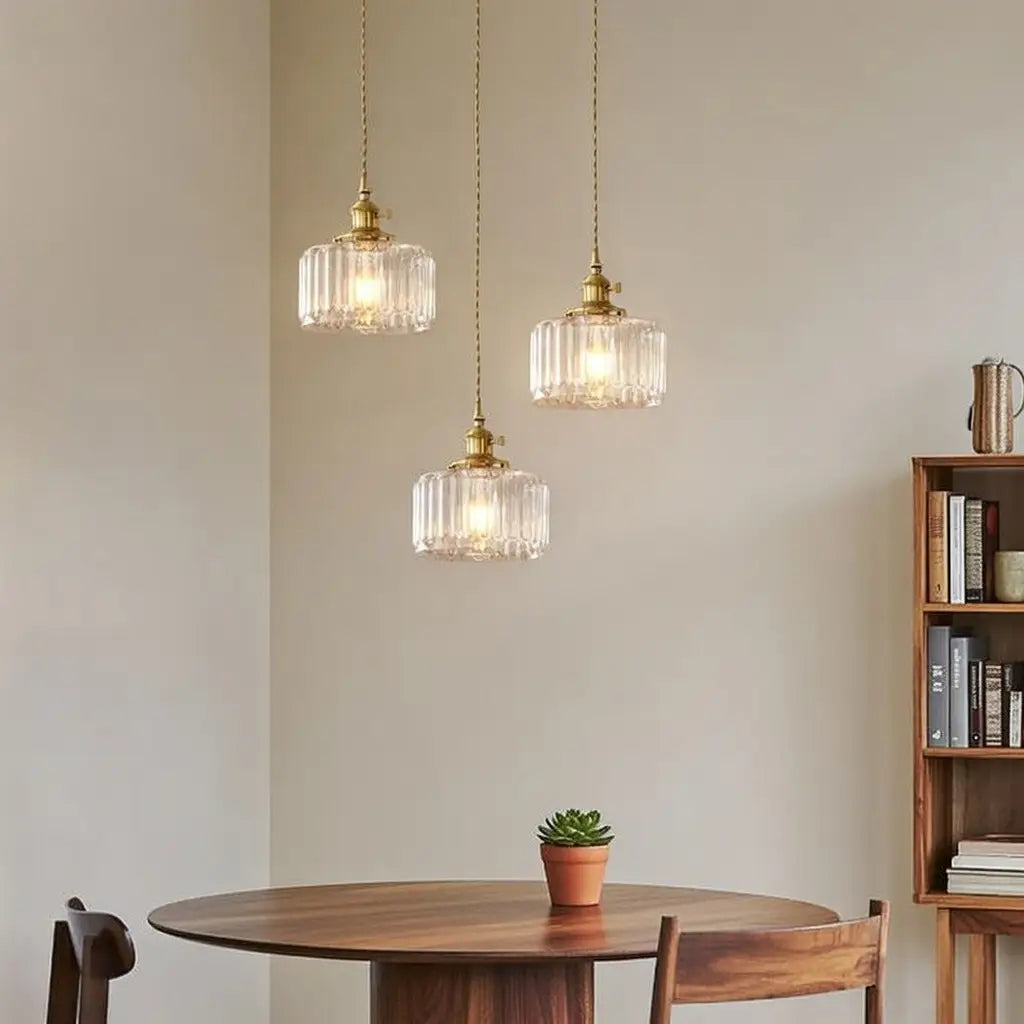 Lampada a sospensione con vetro pressato a coste e finiture in ottone