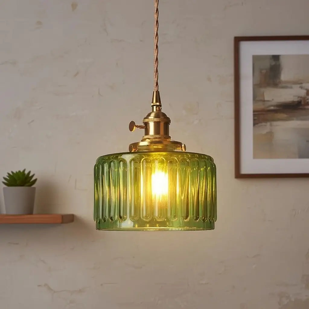 Lampada a sospensione con vetro pressato a coste e finiture in ottone