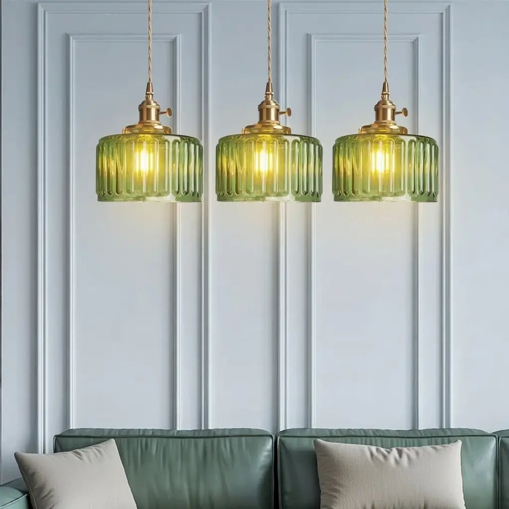 Lampada a sospensione con vetro pressato a coste e finiture in ottone