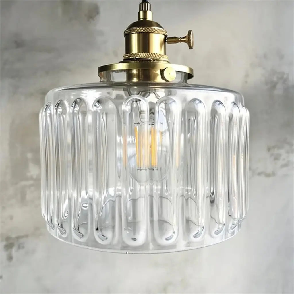 Lampada a sospensione con vetro pressato a coste e finiture in ottone