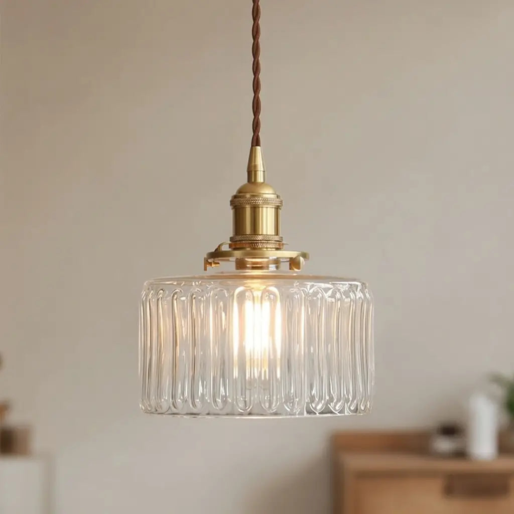 Lampada a sospensione con vetro pressato a coste e finiture in ottone