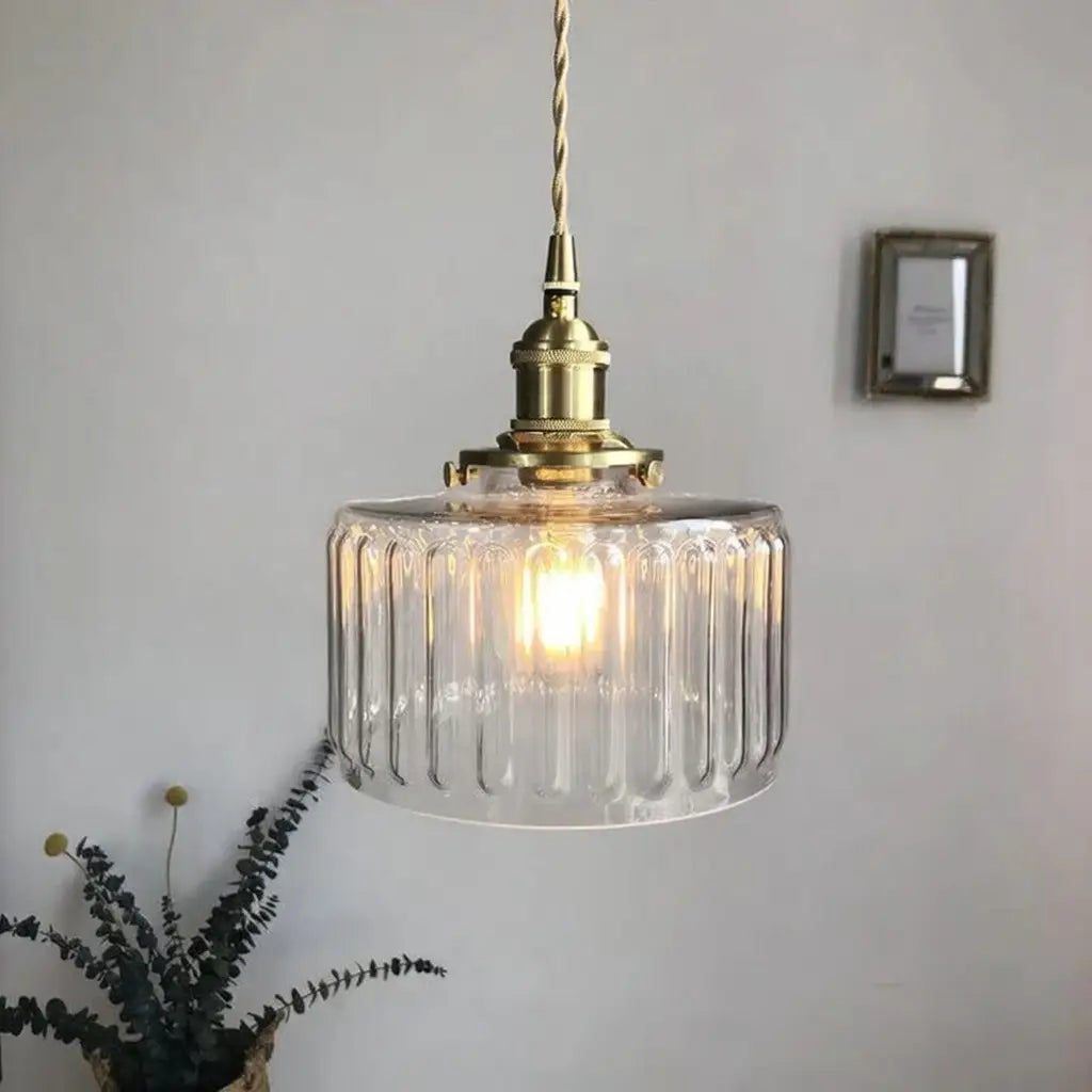 Lampada a sospensione con vetro pressato a coste e finiture in ottone