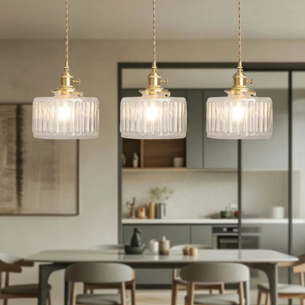 Lampada a sospensione con vetro pressato a coste e finiture in ottone