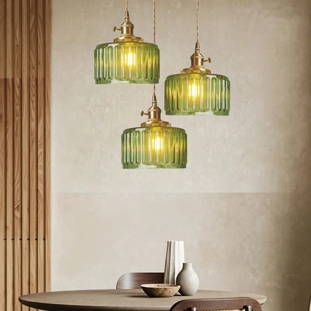 Lampada a sospensione con vetro pressato a coste e finiture in ottone