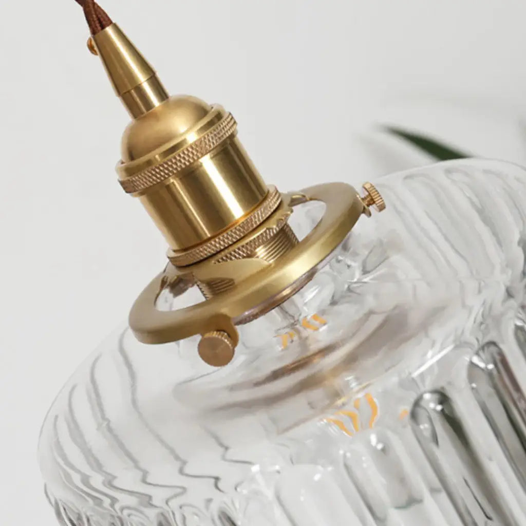 Lampada a sospensione con vetro pressato a coste e finiture in ottone