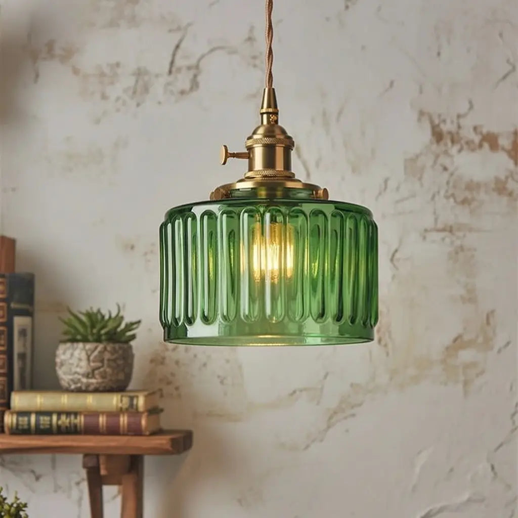 Lampada a sospensione con vetro pressato a coste e finiture in ottone