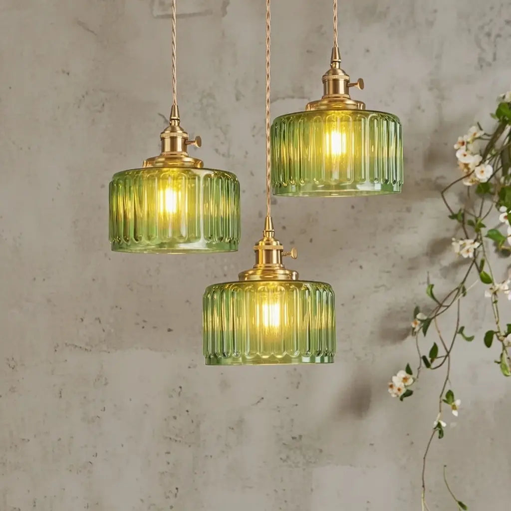 Lampada a sospensione con vetro pressato a coste e finiture in ottone