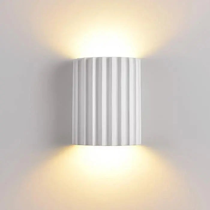 Applique con resina trasparente testurizzata e superficie scultorea per un’illuminazione d’atmosfera moderna