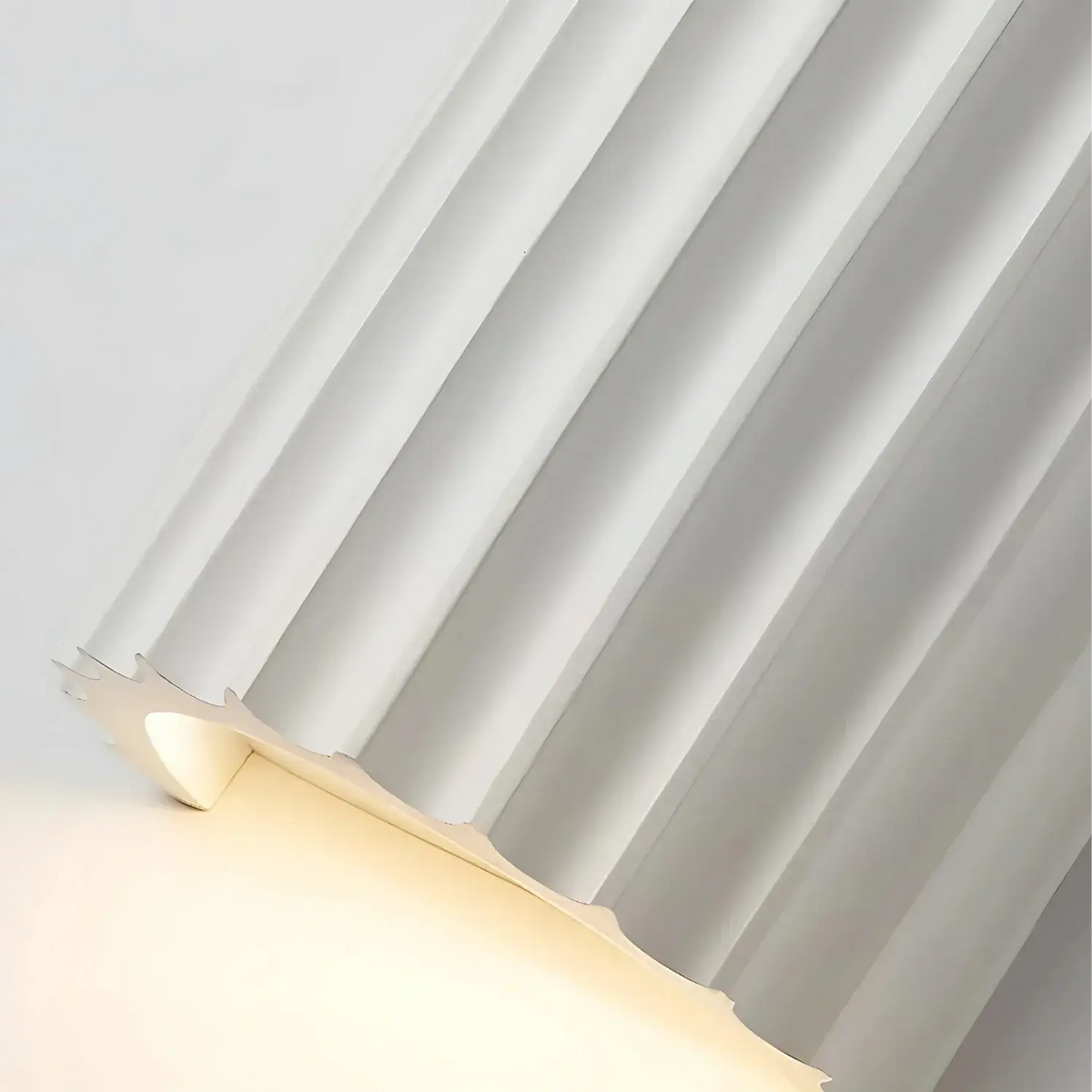 Wandleuchte mit strukturierter, transparenter Harzoberfläche und skulpturaler Form für moderne, stimmungsvolle Beleuchtung