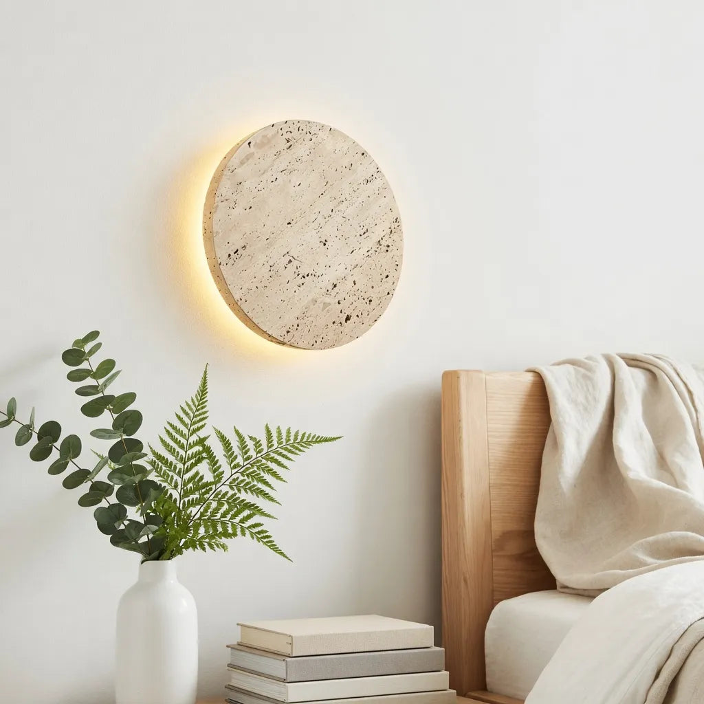 Applique da soggiorno con disco in travertino retroilluminato a LED e moderno effetto alone