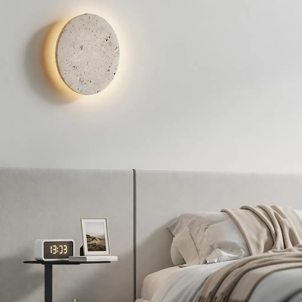 Applique da soggiorno con disco in travertino retroilluminato a LED e moderno effetto alone