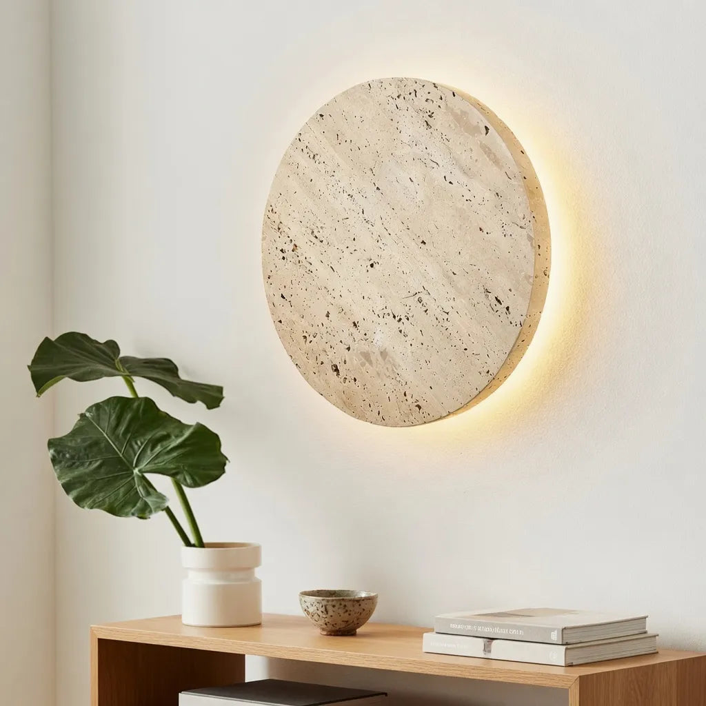 Applique da soggiorno con disco in travertino retroilluminato a LED e moderno effetto alone