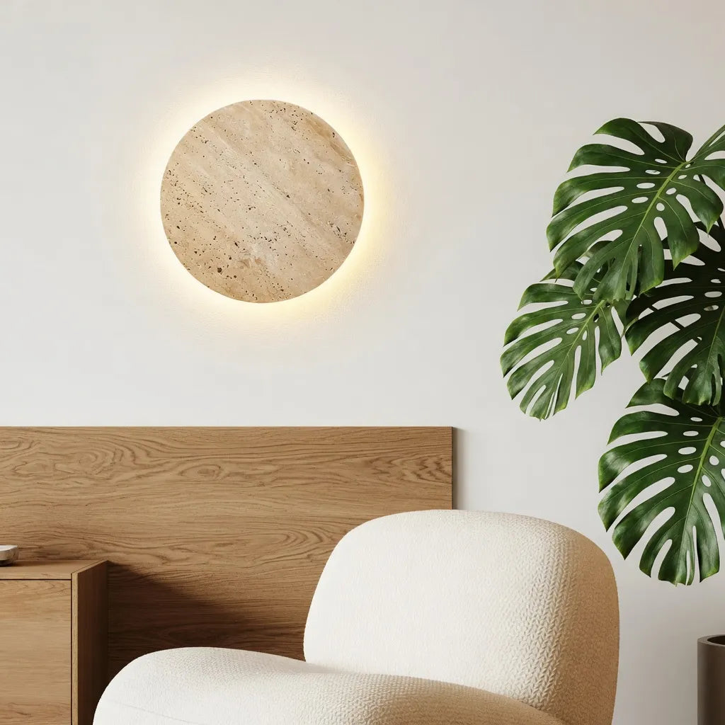 Applique da soggiorno con disco in travertino retroilluminato a LED e moderno effetto alone