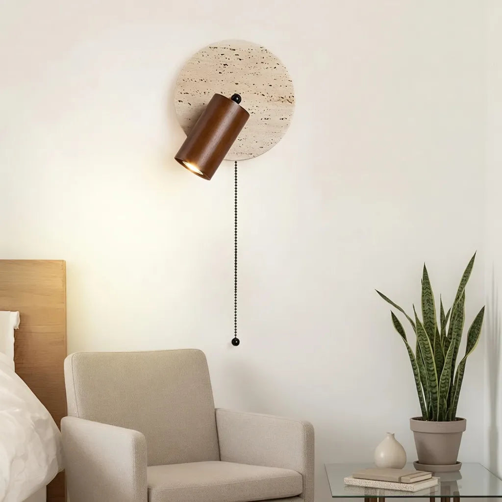 Applique orientabile in travertino con dettaglio in legno e design moderno