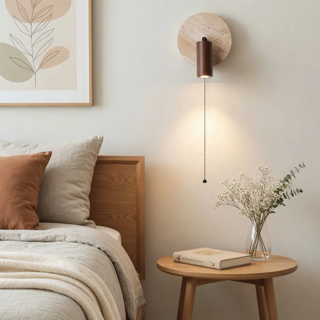 Applique orientabile in travertino con dettaglio in legno e design moderno