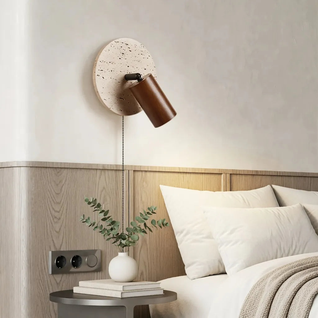 Applique orientabile in travertino con dettaglio in legno e design moderno