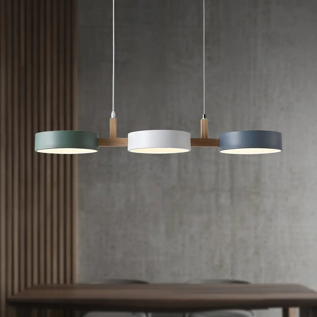 Suspension linéaire avec poutre en bois et abat-jours cylindriques en métal pour salle à manger et îlot de cuisine