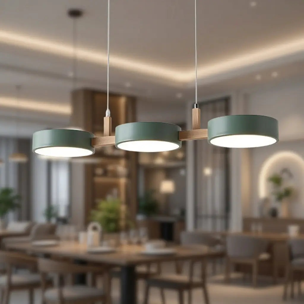 Suspension linéaire avec poutre en bois et abat-jours cylindriques en métal pour salle à manger et îlot de cuisine