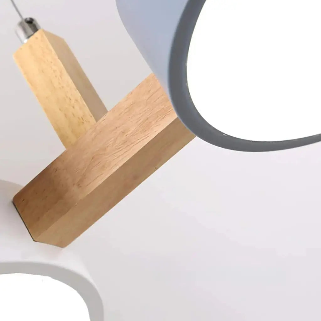 Suspension linéaire avec poutre en bois et abat-jours cylindriques en métal pour salle à manger et îlot de cuisine