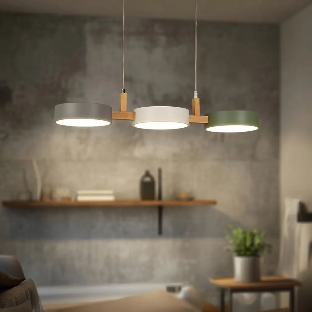 Suspension linéaire avec poutre en bois et abat-jours cylindriques en métal pour salle à manger et îlot de cuisine