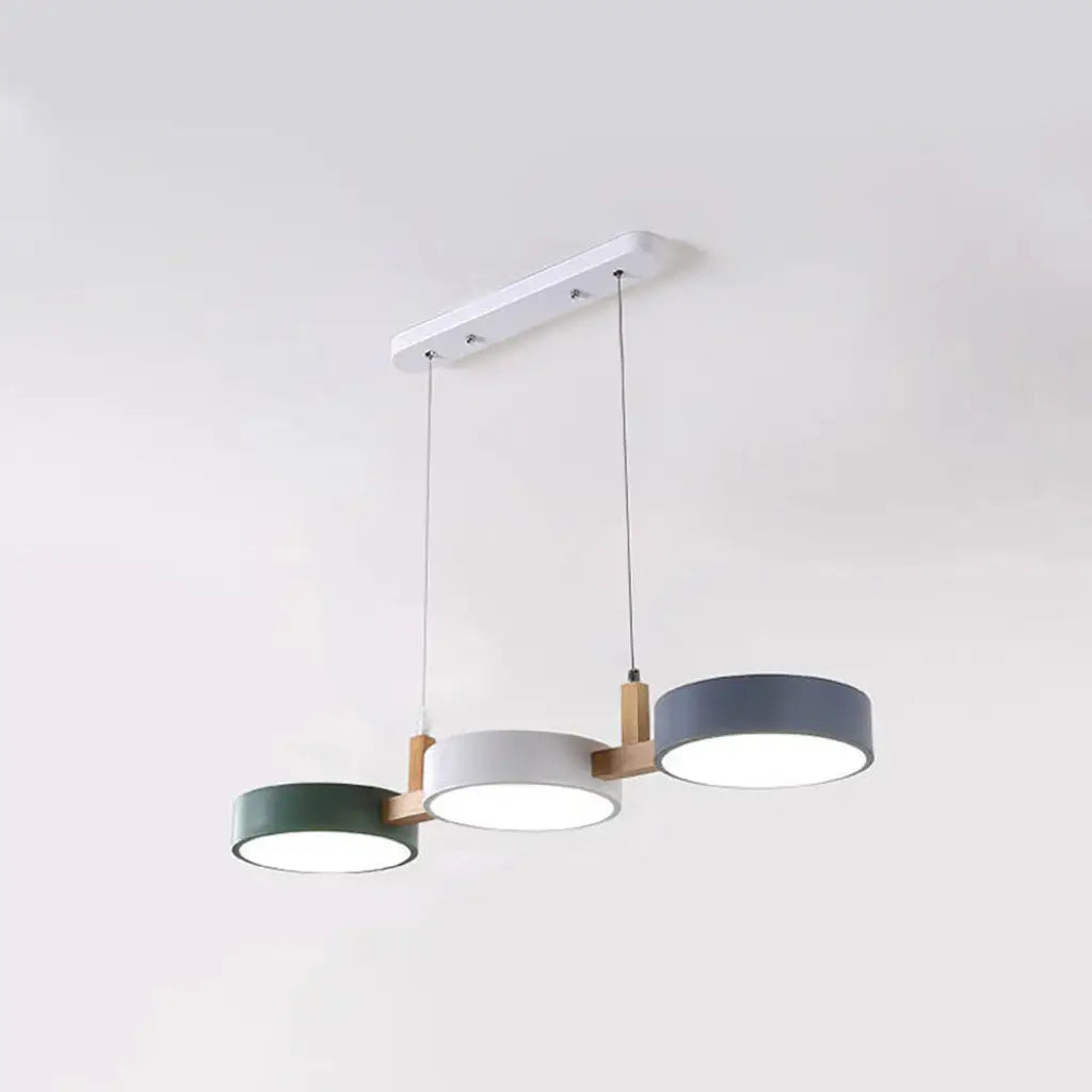Suspension linéaire avec poutre en bois et abat-jours cylindriques en métal pour salle à manger et îlot de cuisine