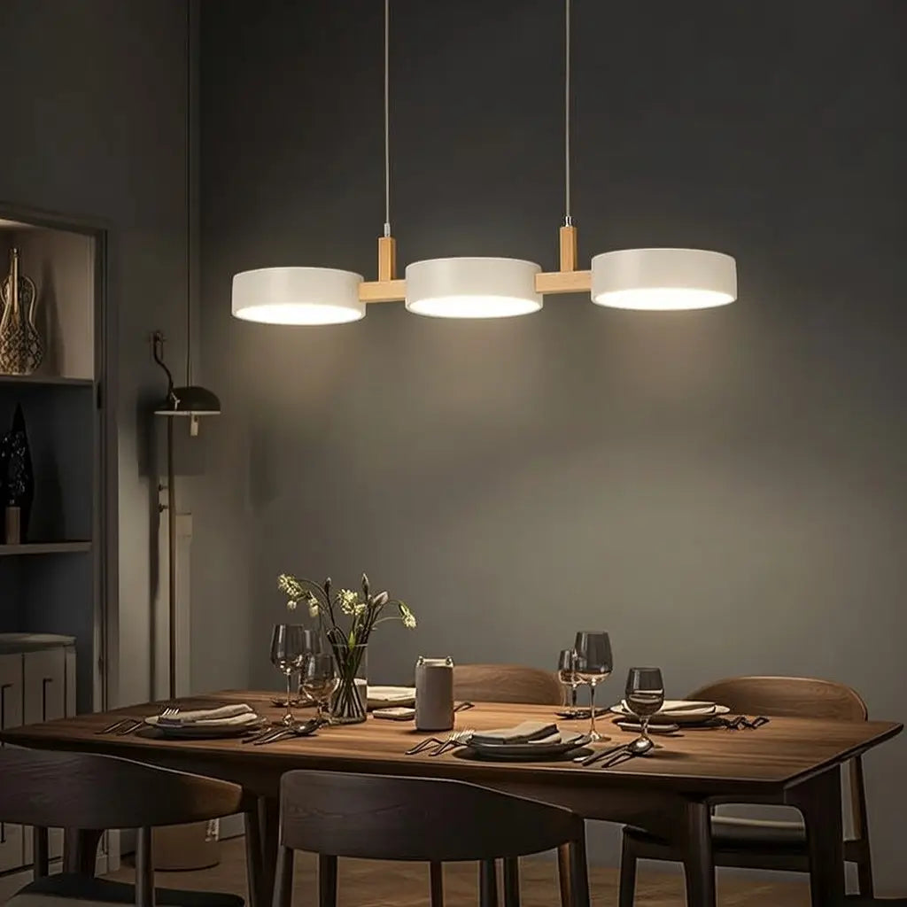 Suspension linéaire avec poutre en bois et abat-jours cylindriques en métal pour salle à manger et îlot de cuisine